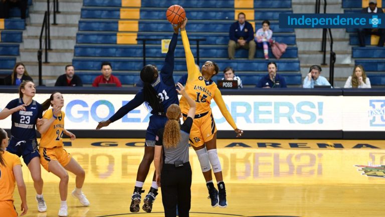 Women’s basketball slips up at La Salle, 74-65