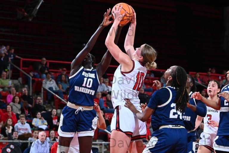 Women’s Basketball Triumphs over Davidson on Road, 45-40