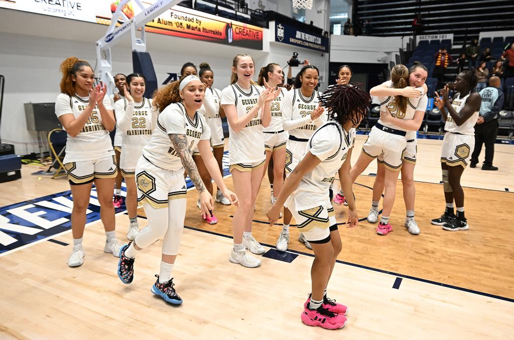 Women’s Basketball Wins on Senior Day to Avoid A10 Tourney Play-In Game