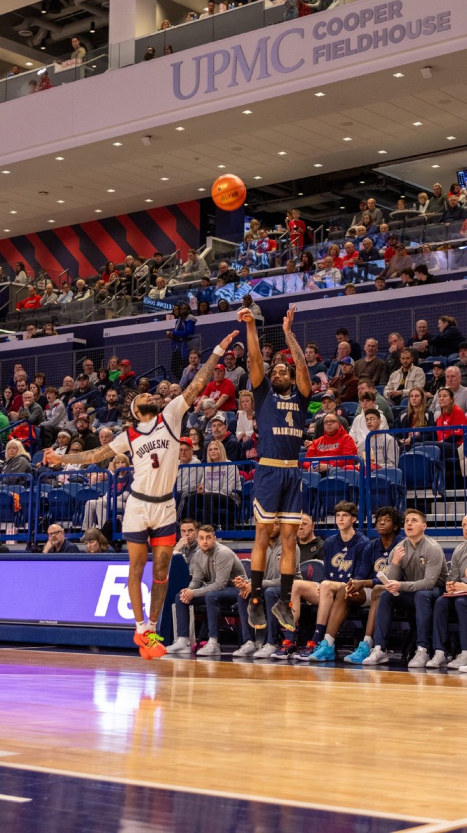 Men’s basketball loses final regular season game to Duquesne on last-second foul call