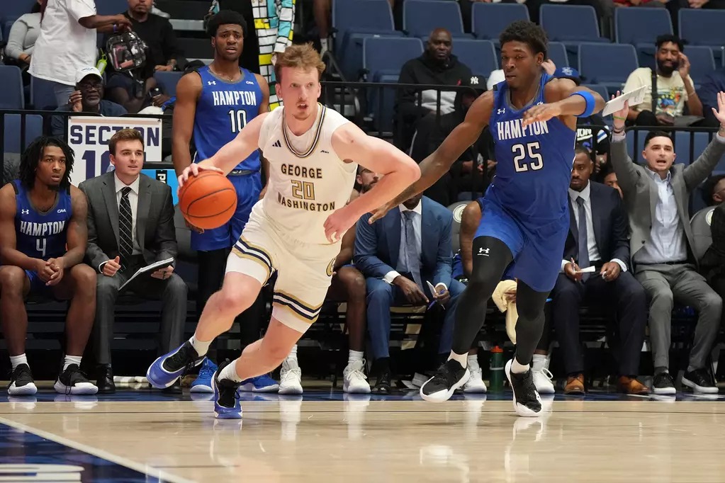 Men’s basketball overcomes slow start, dominates Hampton in second half